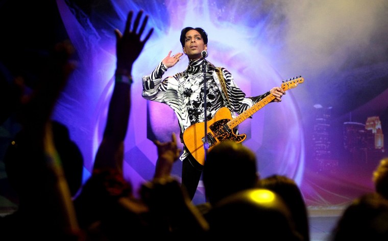 Image: Prince performs in L.A. in 2009