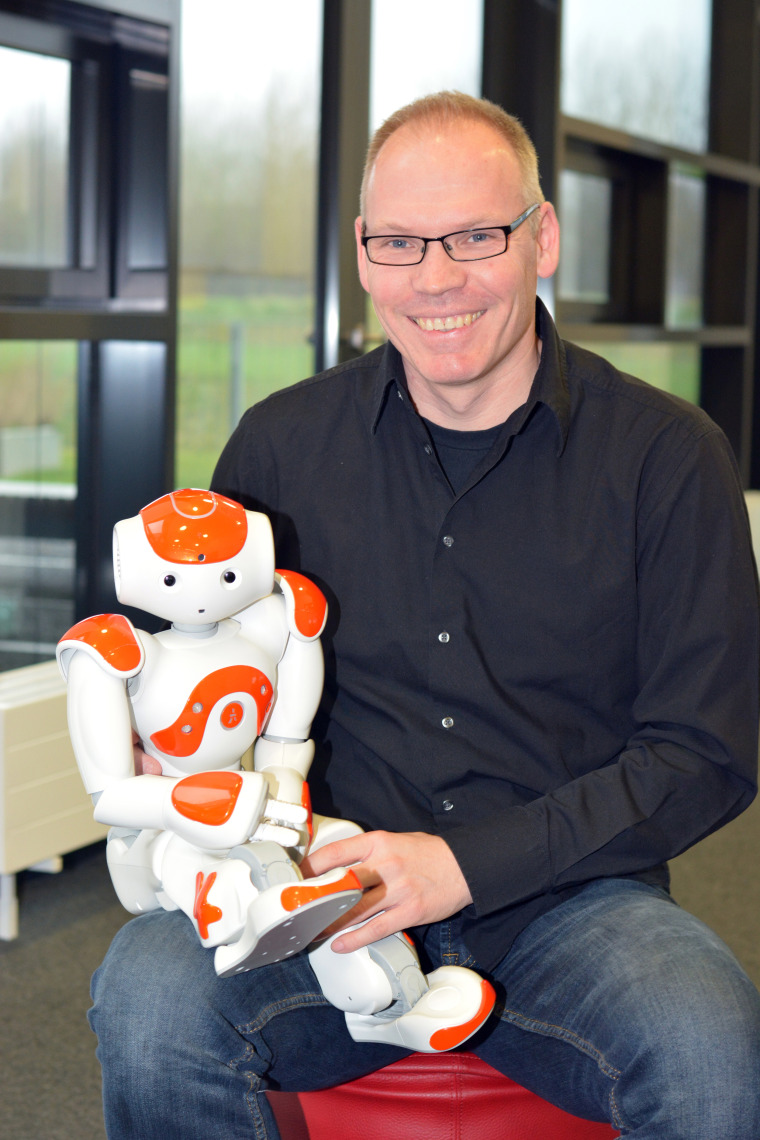 Image: Research leader Stefan Kopp with robot Nao