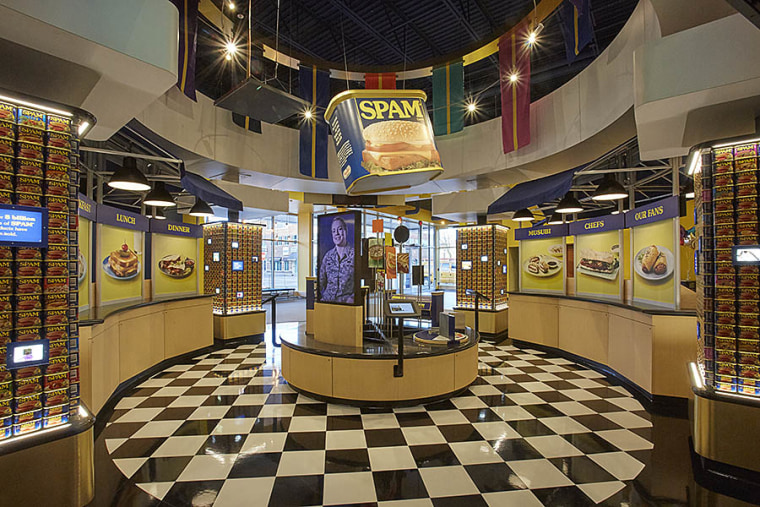 L'interno del Museo Spam, con piatti Spam popolari, tra cui Spam musubi.