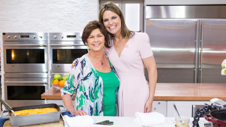 Savannah Guthrie and her mother cook up fried chicken, "Kentucky Wonder" green beans with bacon, cheesy spoon bread and spiced smashed apples