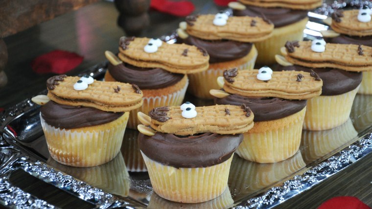 Throw a Kentucky Derby party with a last-minute hack that turns Nutter Butters into horseshoe cupcakes