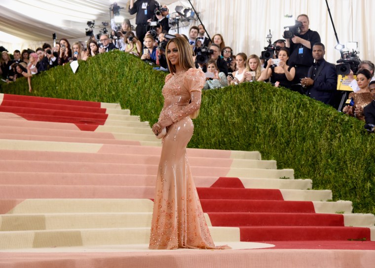 Image: Beyonce poses at the entrance to museum