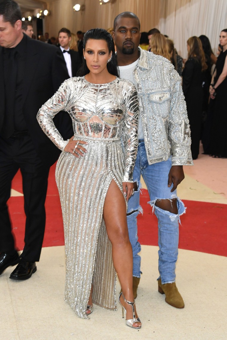 Image: Kim Kardashian West (L) and Kanye West strike a pose