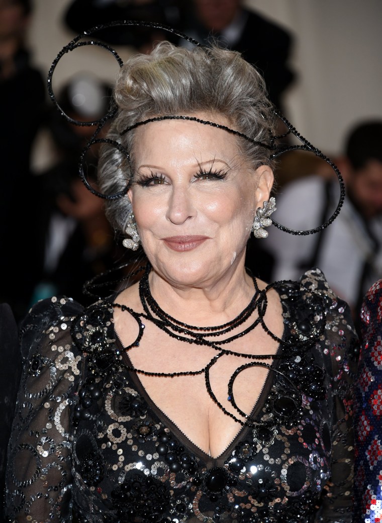 Image: Bette Midler takes a moment in the spotlight
