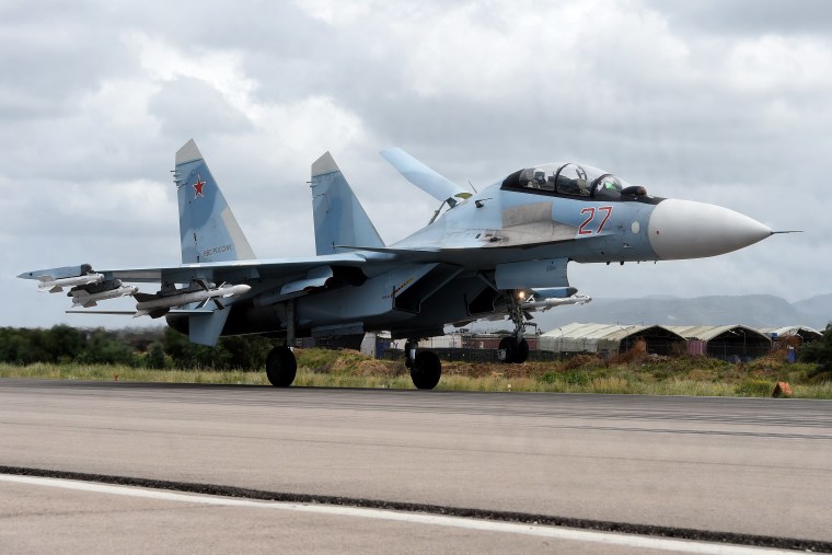 Image: A Russian Sukhoi Su-35 bomber lands