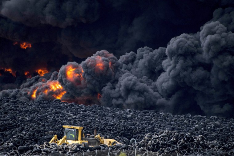 Image: Fire at tire dump