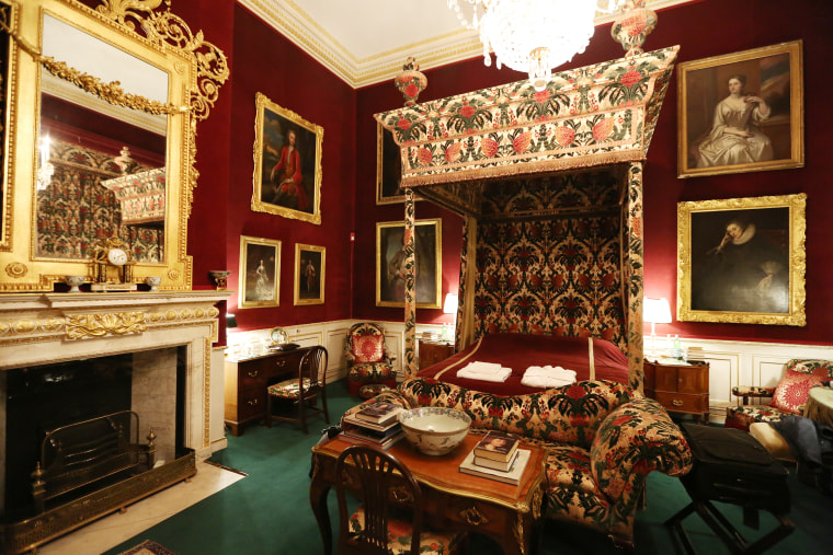 Image: The Prince of Wales bedroom at the Althorp estate