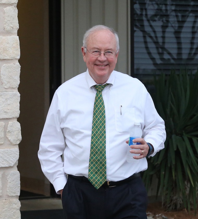 Image: Baylor President Ken Starr leaves a terminal at a Waco airport