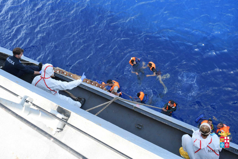 Image: ITALY-REFUGEE-IMMIGRATION-SHIPWRECH-RESCUE