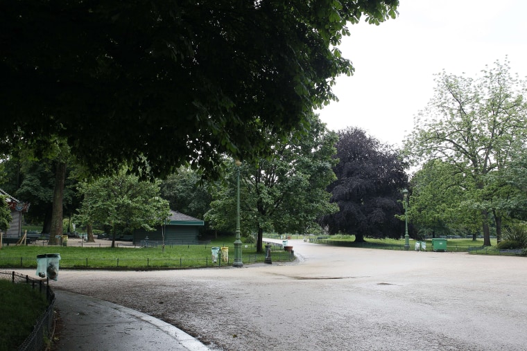 Image: Parc Monceau in Paris after it was evacuated