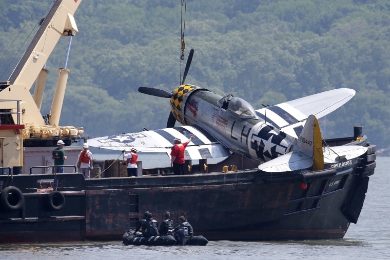 Image: Officials remove a plane out of the Hudson River