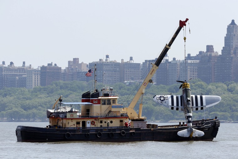 Image: Officials remove a plane out of the Hudson River