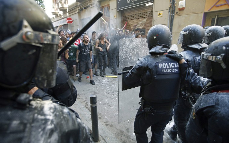 Image: Hundreds demonstrate squatter evictions