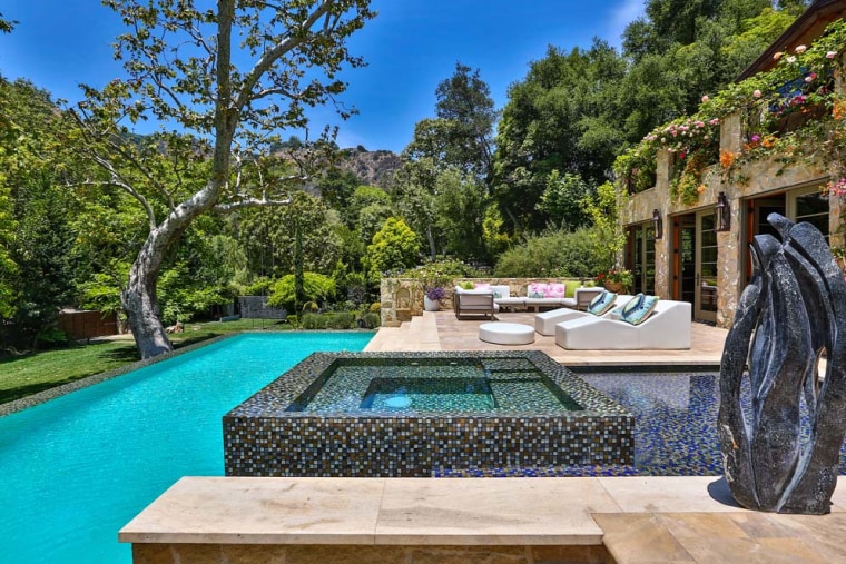 Jennifer Lopez's pool