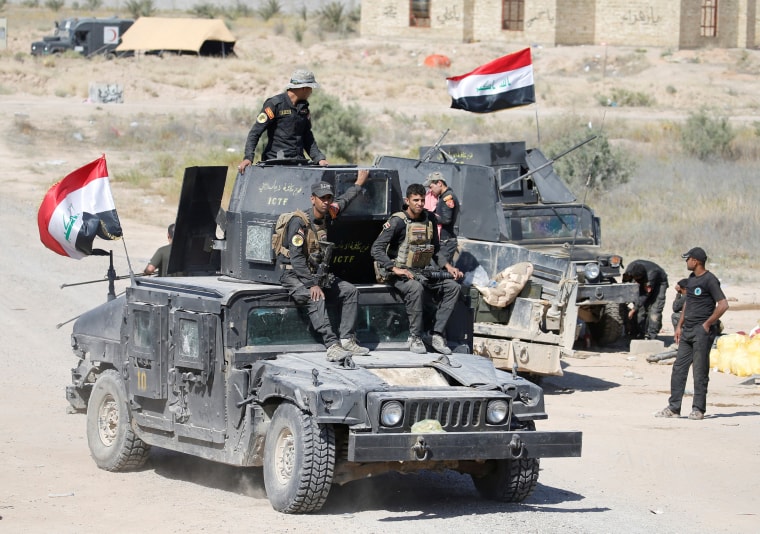 Image: Iraqi security forces gather near Fallujah