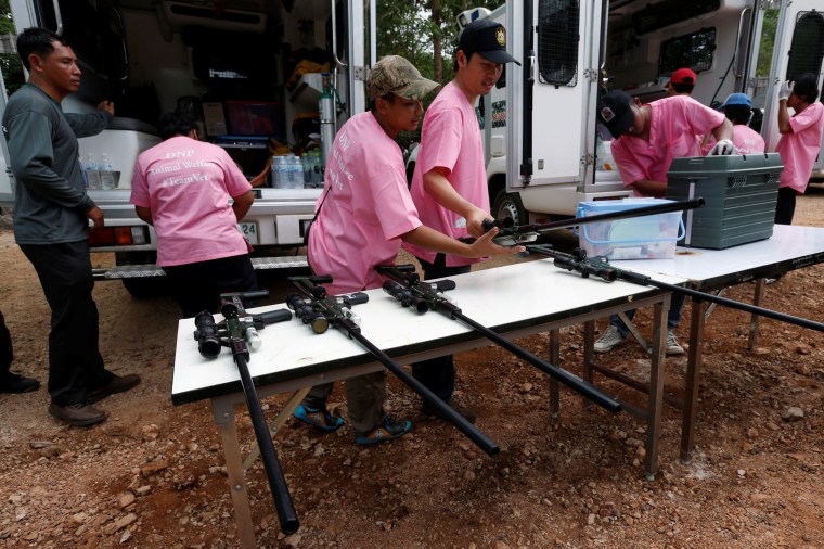 Image: Officials prepare weapons with a sedation as they start moving tigers from Thailand's controversial Tiger Temple in Kanchanaburi province