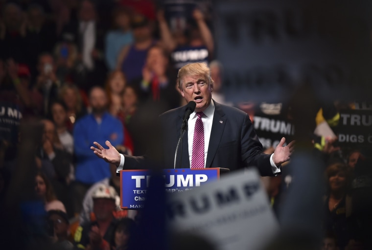 Image: Republican presidential candidate Donald Trump addresses his supporters during a rally