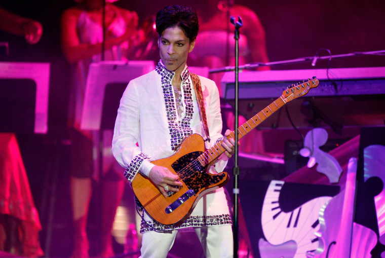 Image: Prince performs