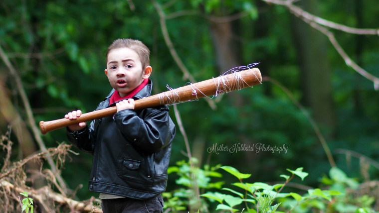 Kids re-enacting famous scenes from 'The Walking Dead'