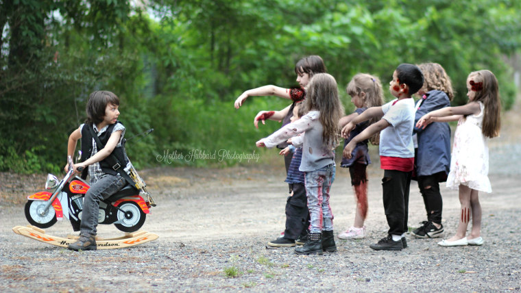 Mom defends 'Walking Dead' photo shoot with kids