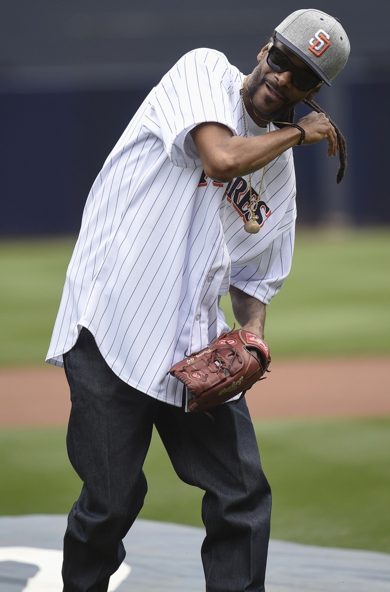 Snoop Dogg rivals 50 Cent with terrible first pitch before a Padres game