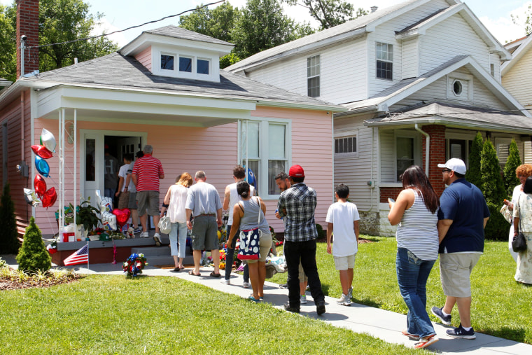 Image: Boxing fans pay their respect to Muhammad Ali, the former world heavyweight boxing champion after he died at the age of 74 on Friday at Ali's childhood home in Louisville