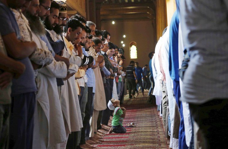 Image: Indian Kashmir Muslims celebrate Ramadan