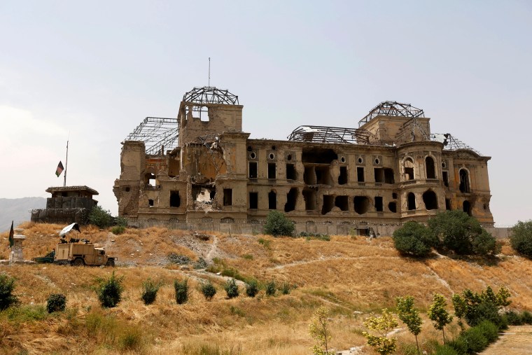 Image: The Wider Image: In the ruins of Kabul's Darul Aman palace