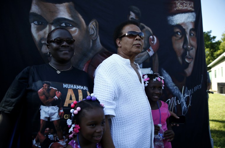 Image: A Muhammad Ali look-alike watches the funeral procession for the three-time heavyweight boxing champion in Louisville