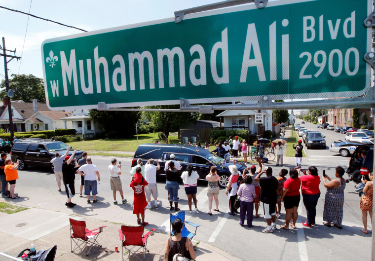 Image: A hearse carrying the body of the late Muhammad Ali drives down Muhammad Ali Boulevard to Cave Hill Cemetery in Louisville