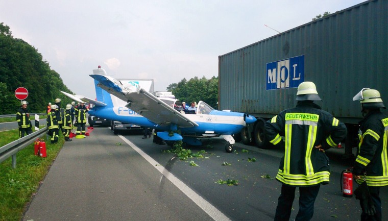 Image: Plane lands on German highway