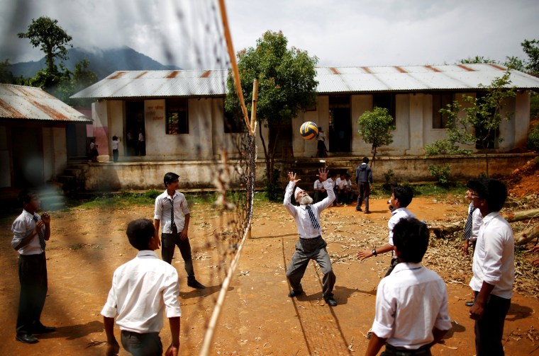 Image: The Wider Image: Nepal's 68-year-old student
