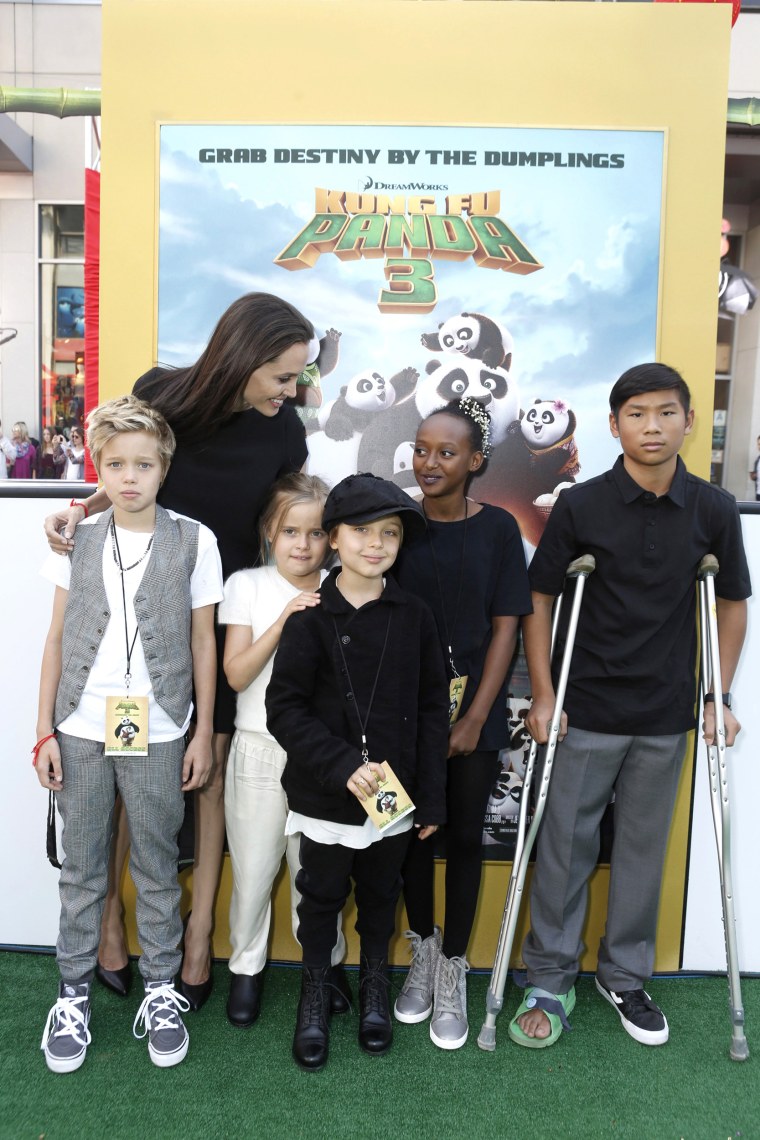 Image: Shiloh Nouvel Jolie-Pitt, Angelina Jolie, Vivienne Marcheline Jolie-Pitt, Knox Leon Jolie-Pitt, Zahara Marley Jolie-Pitt, Pax Thien Jolie-Pitt