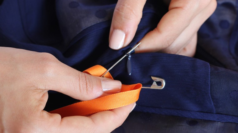 Hack to help you zip up the back of your dress — without the extra hands!