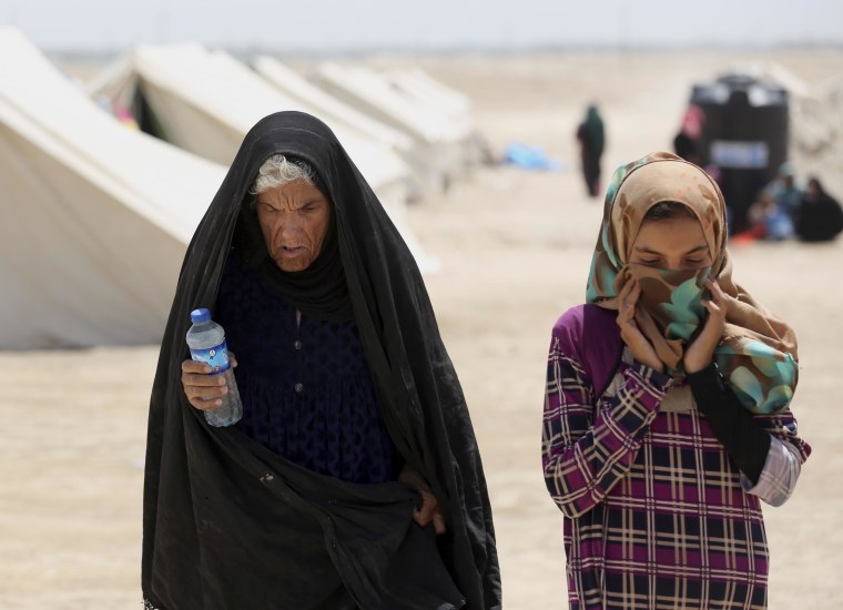 Image: Mother and daughter who fled Fallujah, Iraq