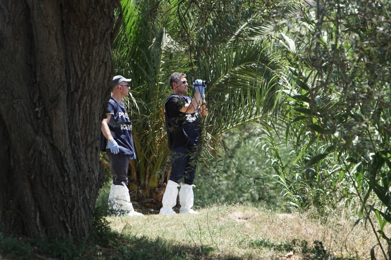 Image: Forensic police scan the banks of the Tiber river in Rome