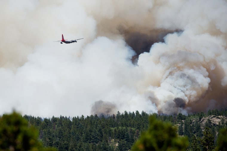 Image: A plane approaches the Cold Springs fire