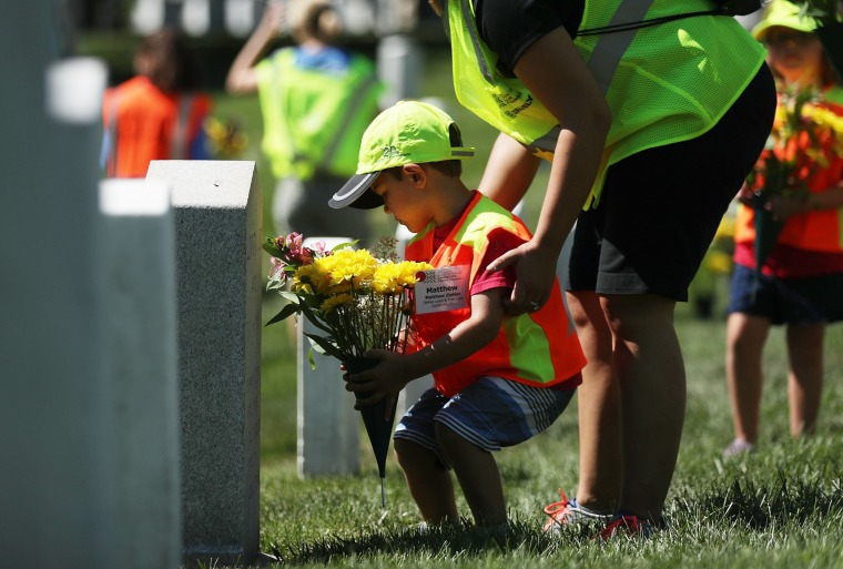 Image: *** BESTPIX *** Landscaping Volunteers Help Beautify And Renew Arlington Nat'l Cemetery