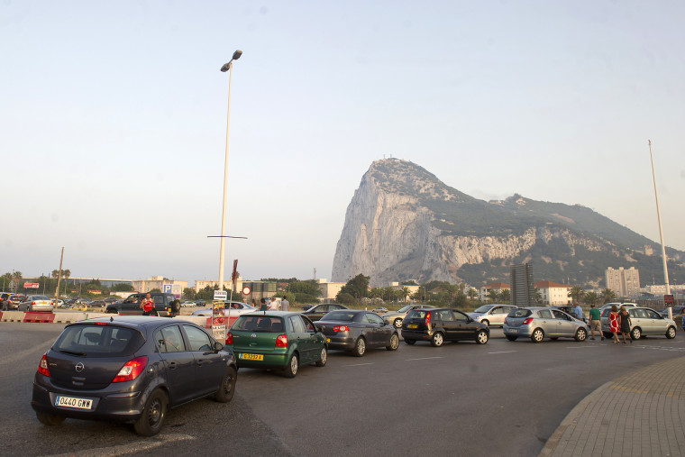 Image: Traffic jams form in front of the rock of Gibraltar