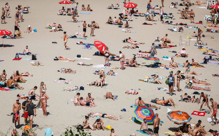 Image: Ukrainians enjoy hot summer weather in Kiev