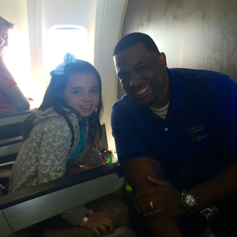 Southwest flight attendant helps little girl with diabetes