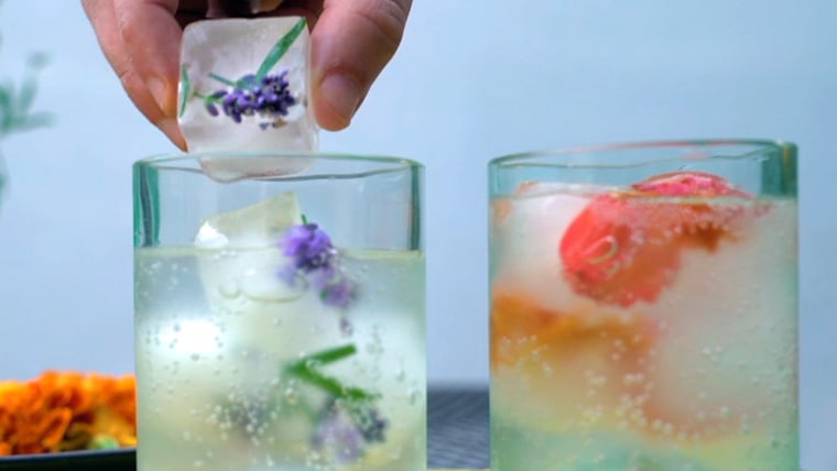How to make ice cubes with flowers inside