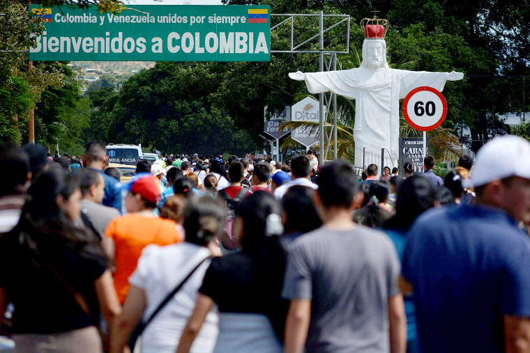 Image: Almost 35 000 Venezuelans crossed to Colombia to buy supplies