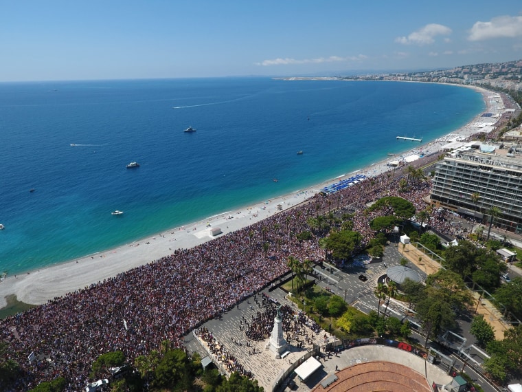 Image: Minute of silence the Promenade des Anglais
