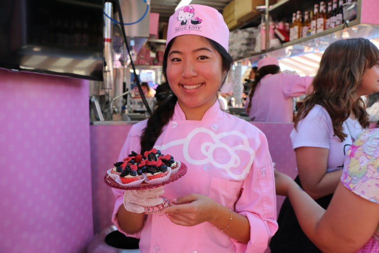 Hello Kitty Themed Café Opens in California: See Inside