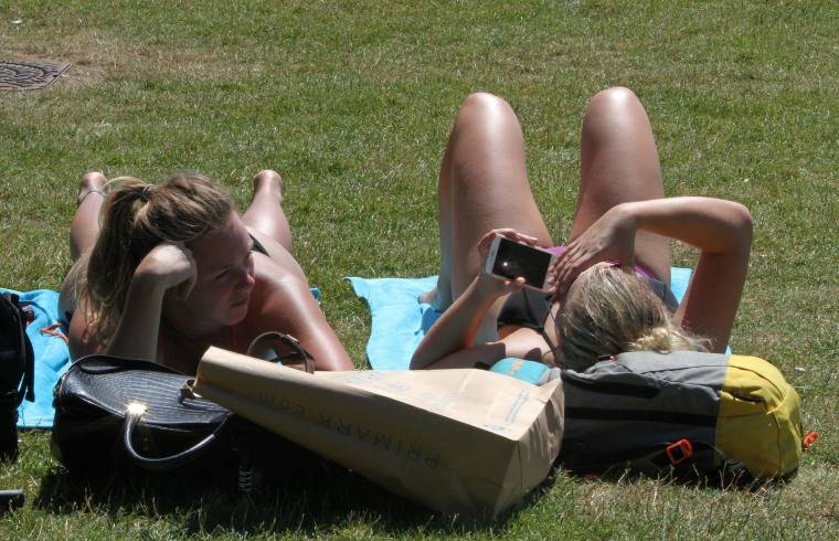 Image: Women sunbathe in Hyde Park