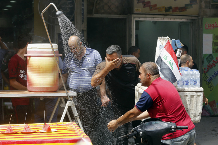 Image: Iraqis cool off in Baghdad