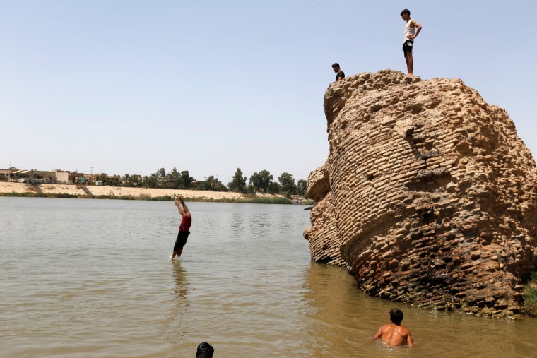 Image: Iraqis dive into the Tigris