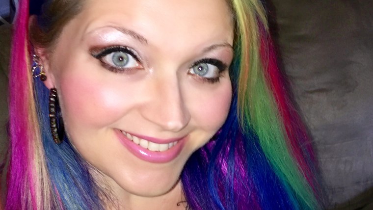 Nurse's powerful response to woman shocked she's allowed to do her job with dyed hair.