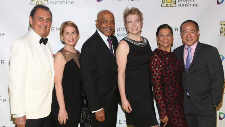 Emilio Delgado (Left), Roscoe Orman (3rd Left), Sonia Manzano (2nd Right), Alan Muraoka (R) and the cast of Sesame Street